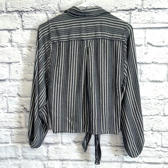 American Eagle striped button-down ties in front shirt - Picture 3 of 4